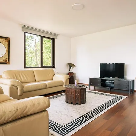 Chic Flat W Terrace Garden Fireplace In Nature 伊兹密特